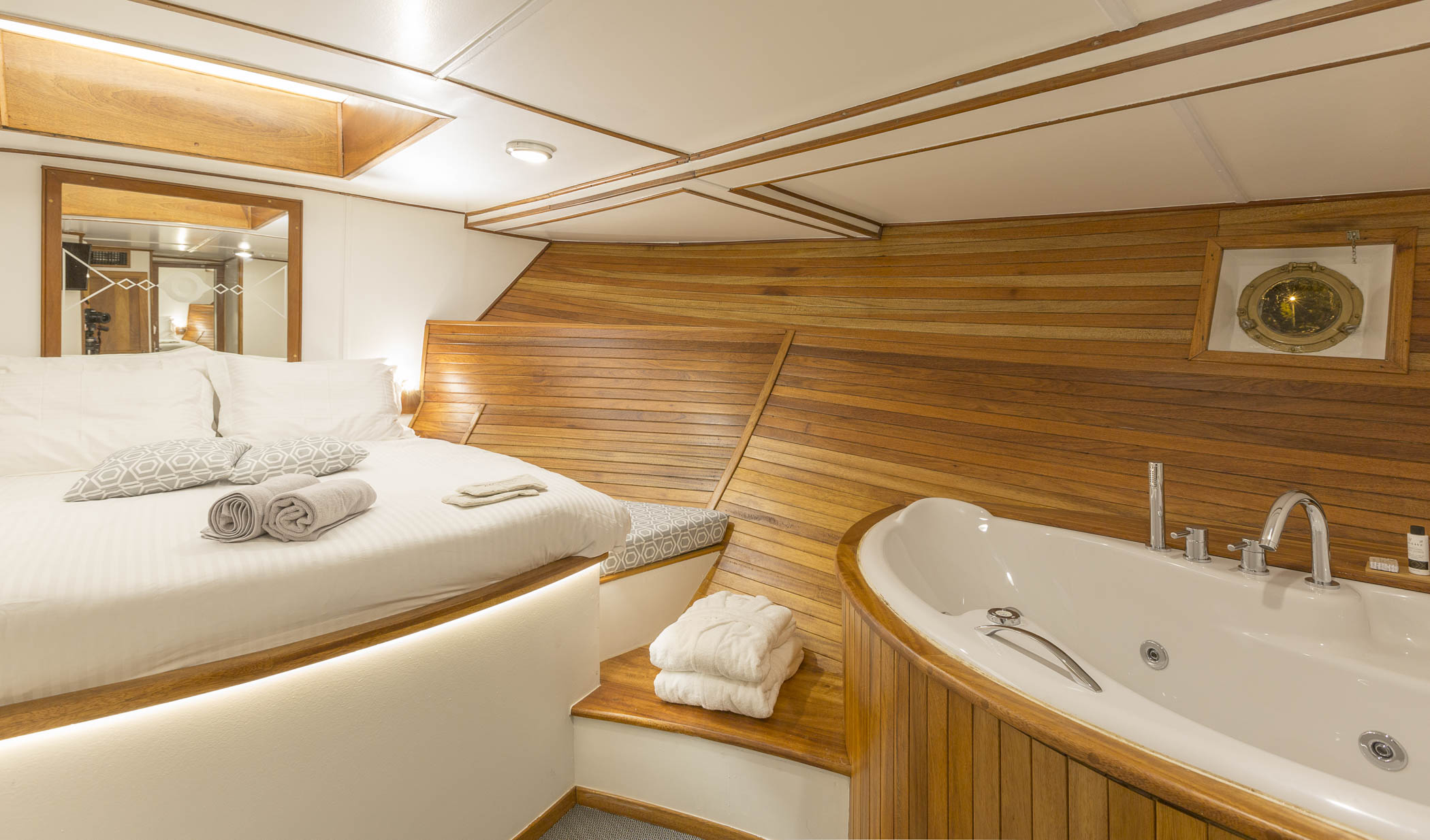 Cosmos Acrobat Yachting